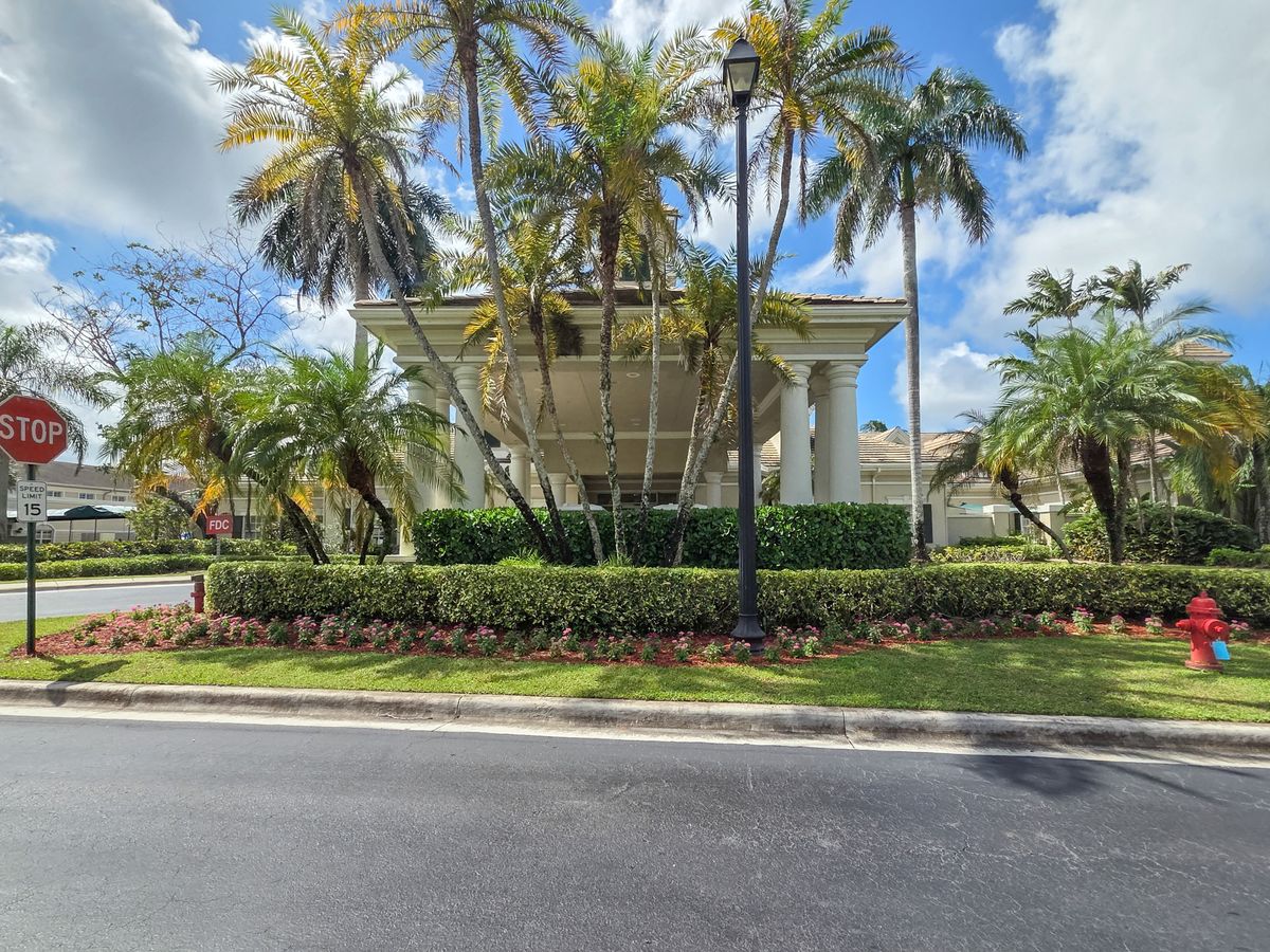 Aston Gardens at Parkland Commons 4