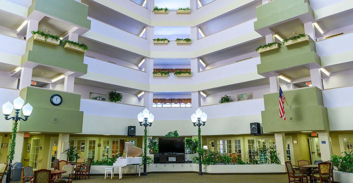 Holiday Atrium At Gainesville 1