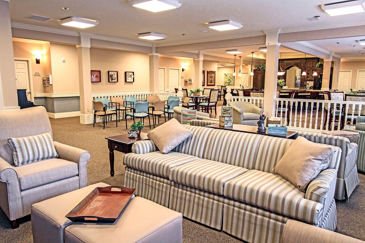 Benton House Of Raymore 4