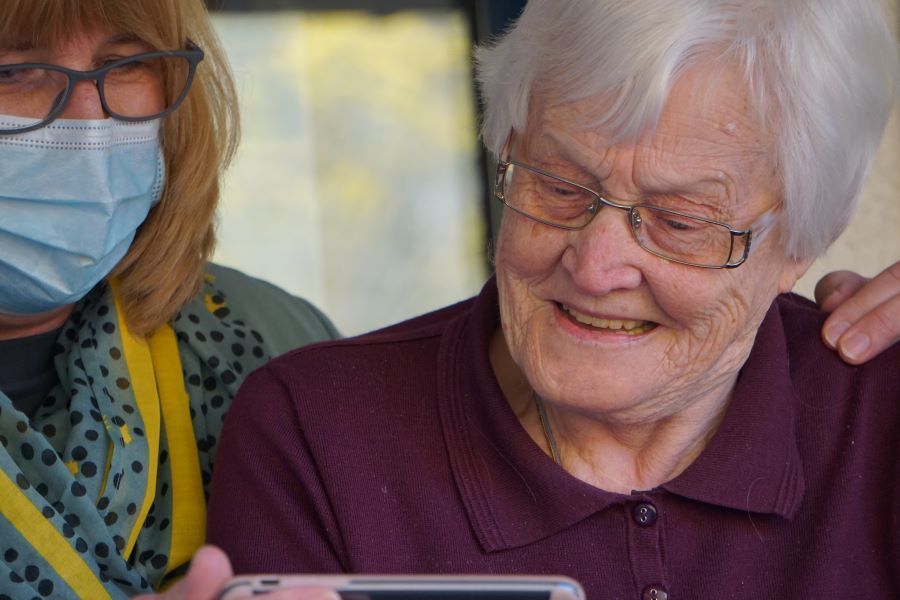 senior-woman-and-younger-woman
