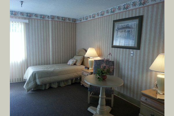 Lakewood Gardens Alzheimer's & Dementia Care 2