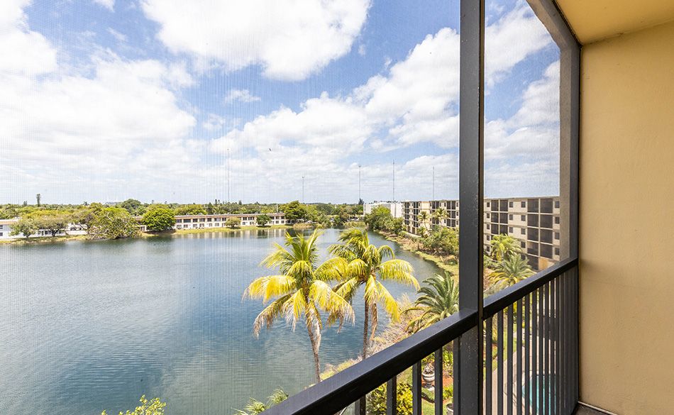 Grand Court Lakes 3