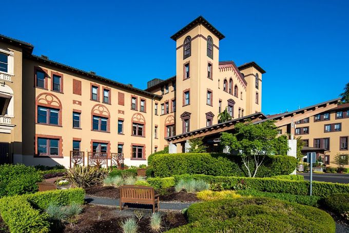 Live in the heart of the Mary’s Woods campus in the historic Provincial House neighborhood, where classic architecture meets modern comfort. These thoughtfully designed apartments blend timeless charm with everyday convenience.