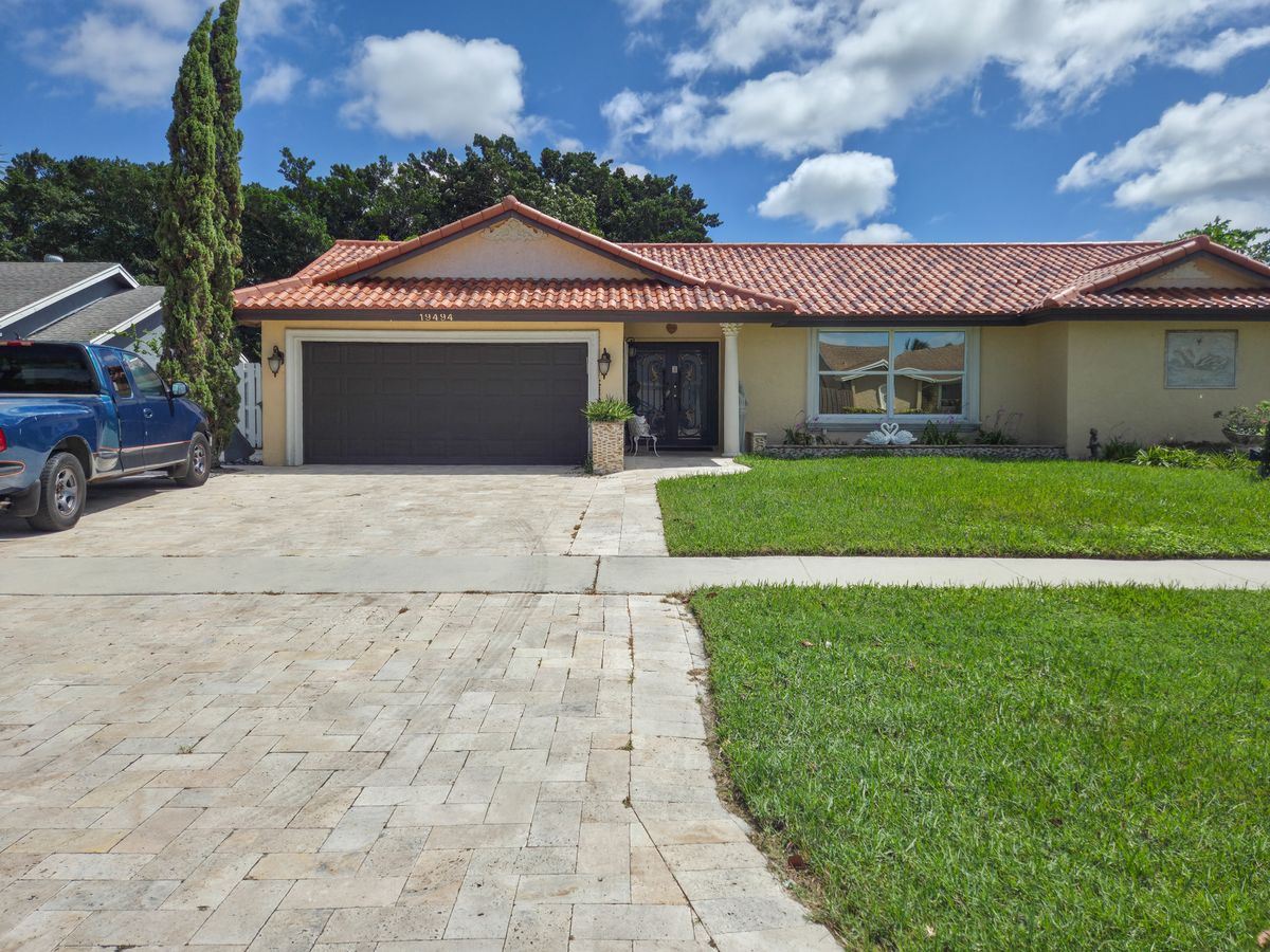 Golden Swan Of Boca - ALF 4