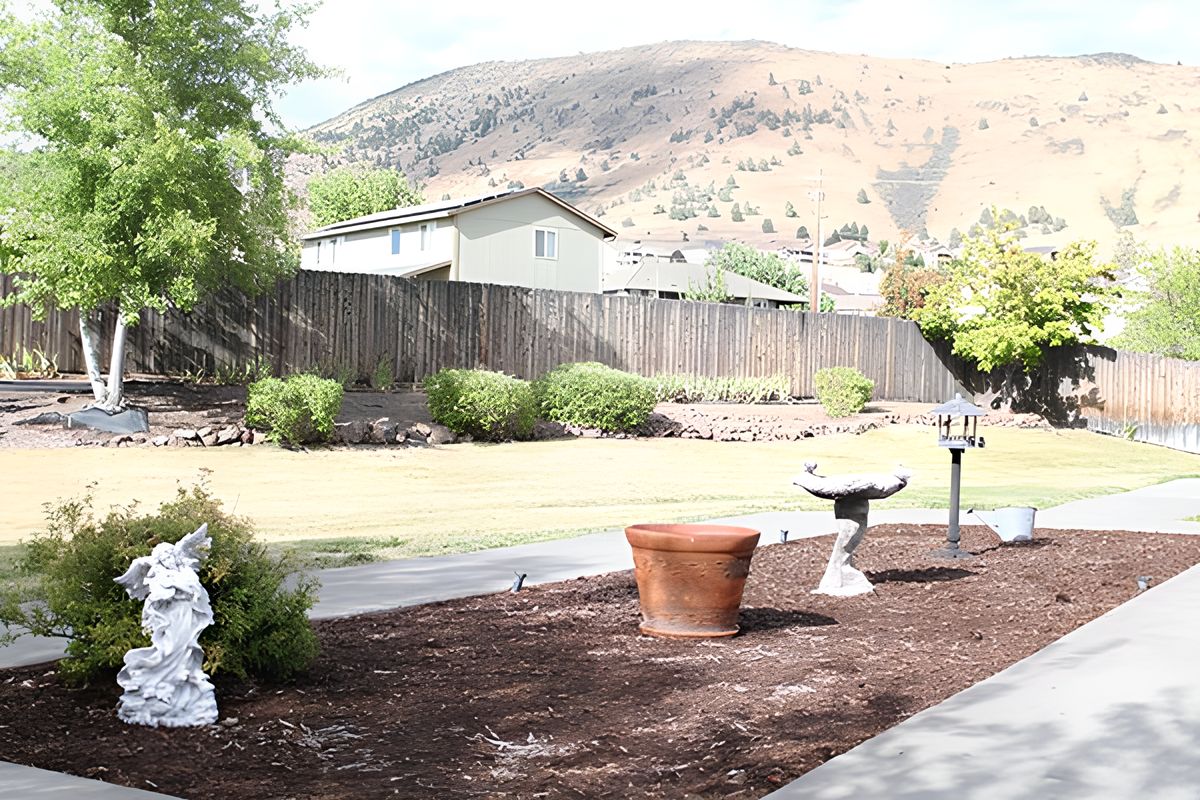 Ashley Manor Homedale 4