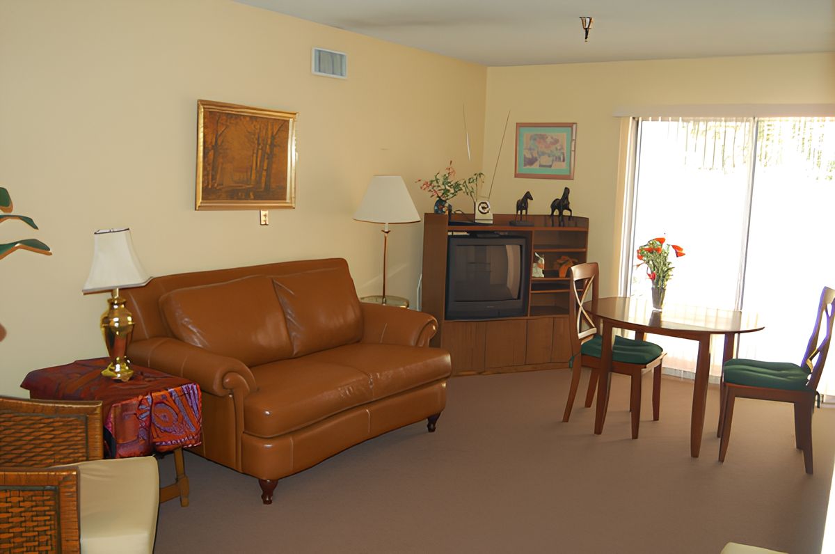 Lakewood Gardens Alzheimer's & Dementia Care 4