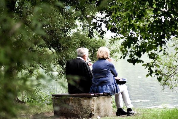 seniors-eating-by-river