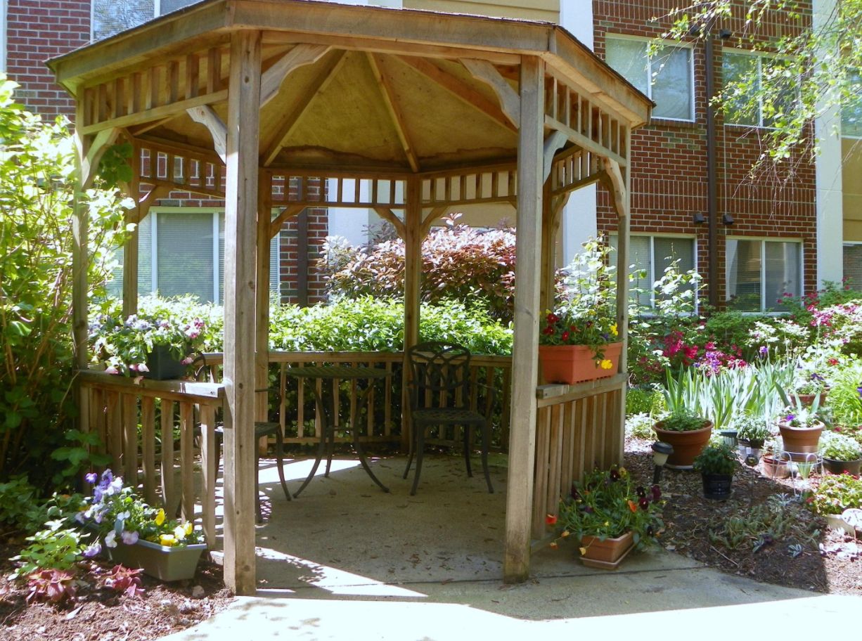 Commonwealth Senior Living at the Devonshire 3