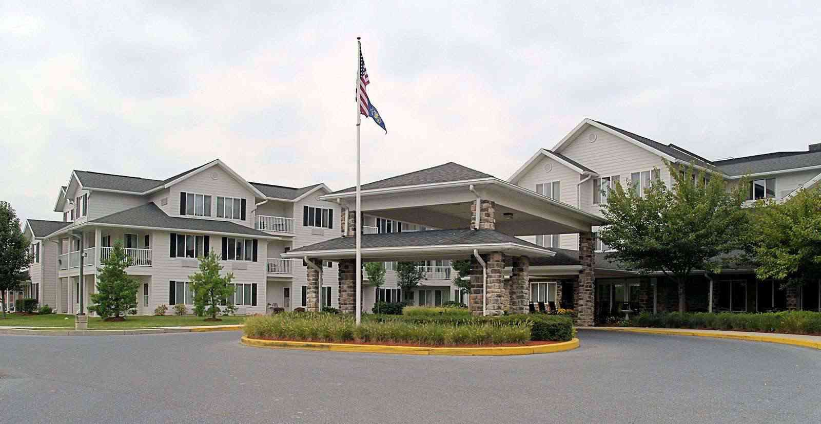 Holiday Manor at Oakridge 1