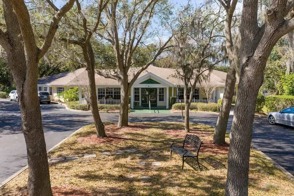 Discovery Commons At Bradenton offers superior senior living programs in Bradenton, FL.