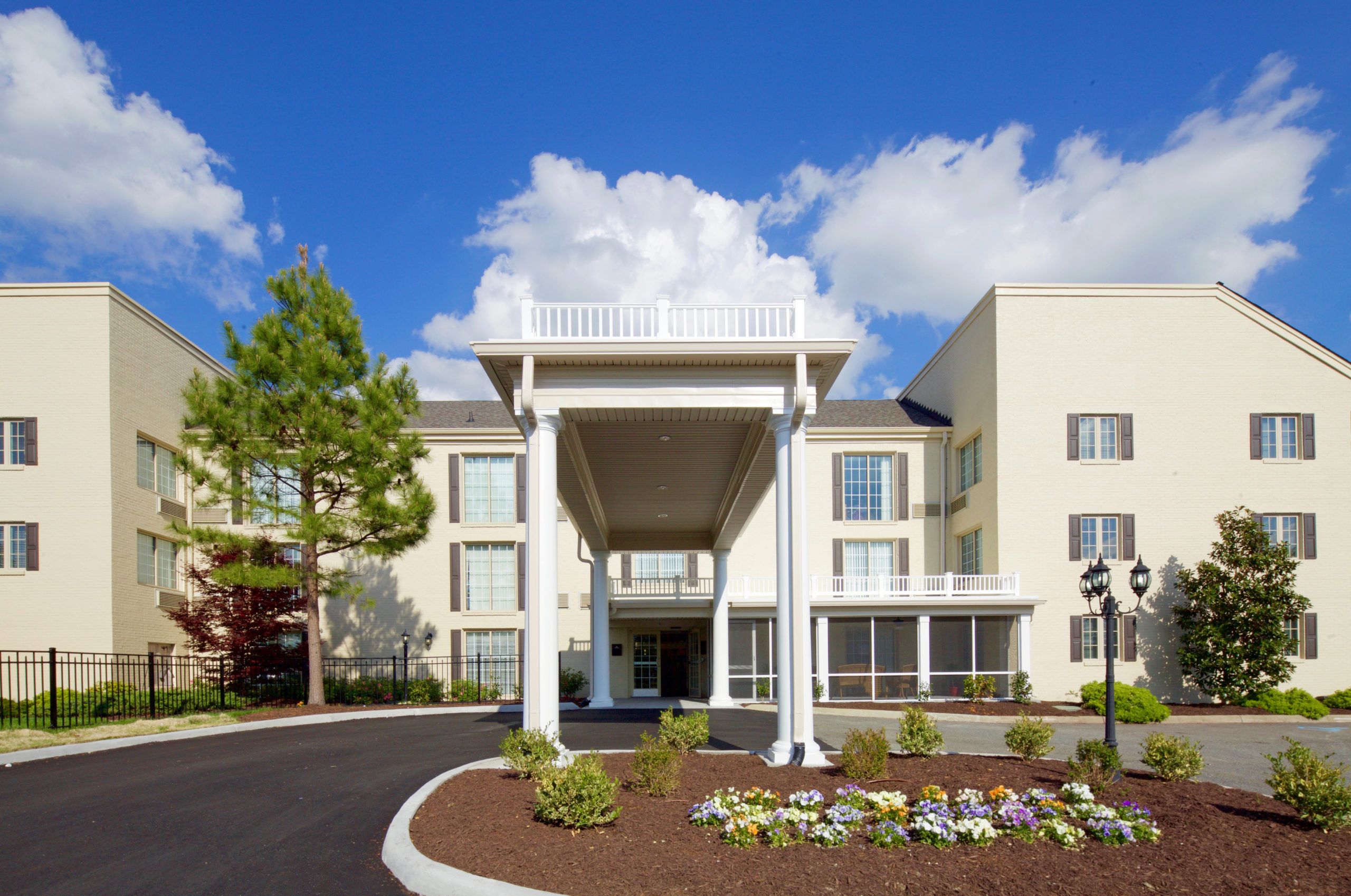 Commonwealth Senior Living at Leigh Hall 1