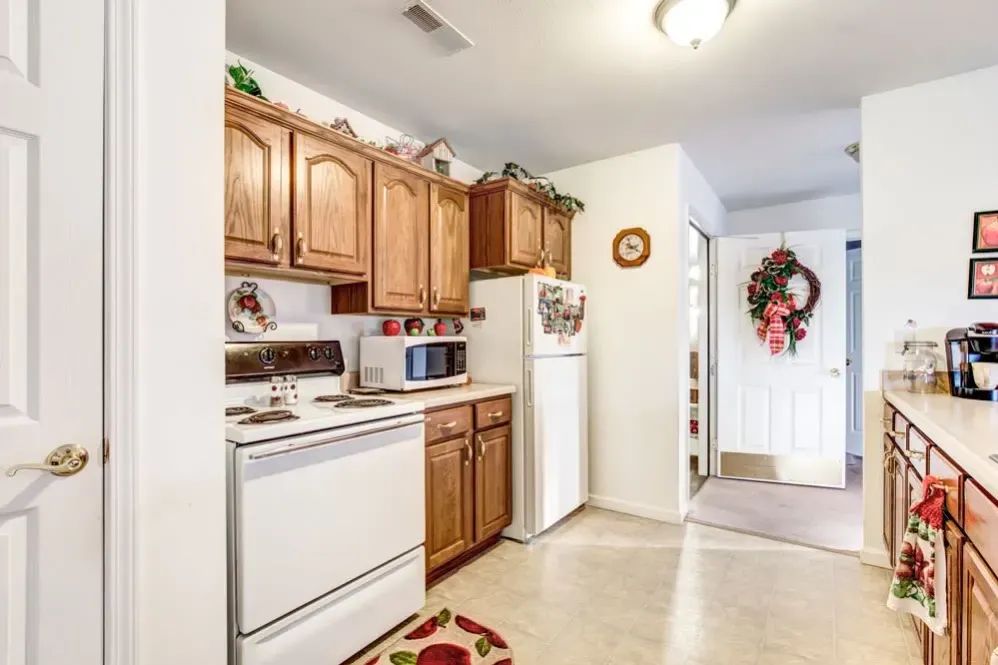 Senior Care Services At Brookstone Estates Of Paris 4
