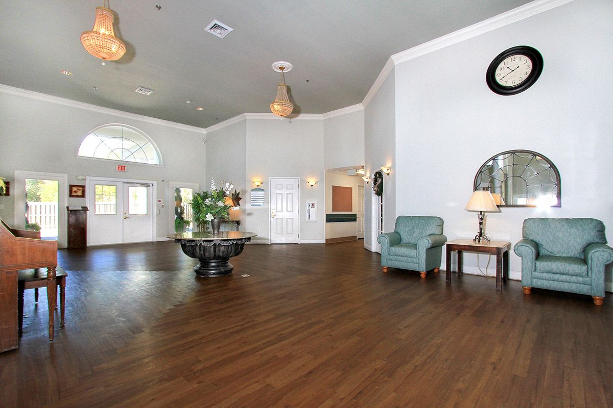 Gulf Breeze Courtyard 1