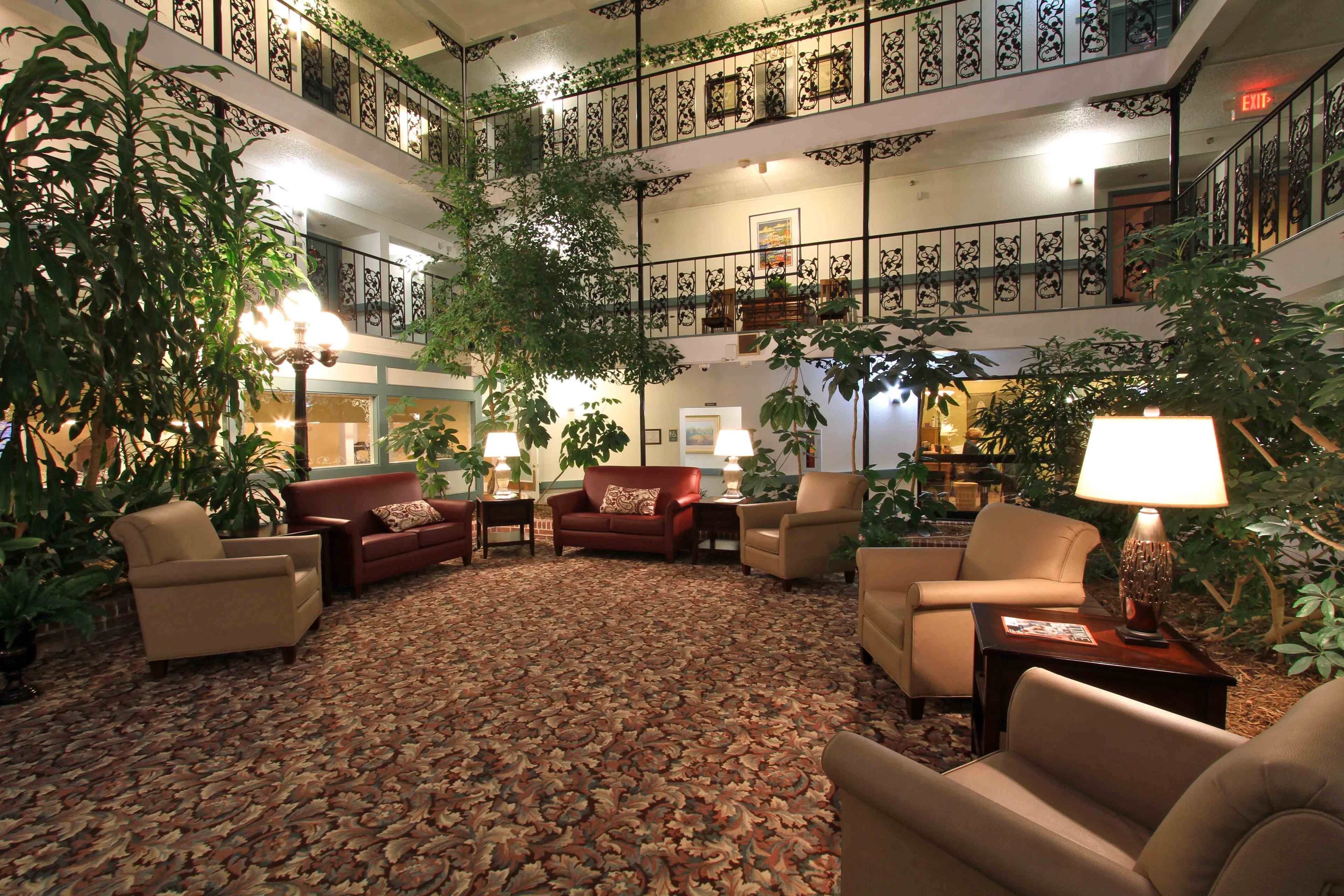 Commonwealth Senior Living at Leigh Hall 4