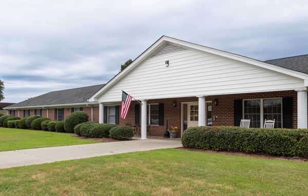 Hampton Manor - image 1