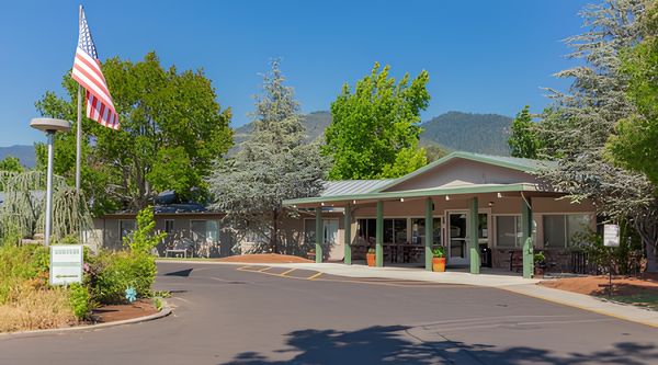 Royale Gardens Health & Rehabilitation Center - image 1