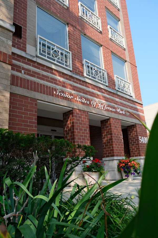 Senior Suites Jefferson Park - image 1