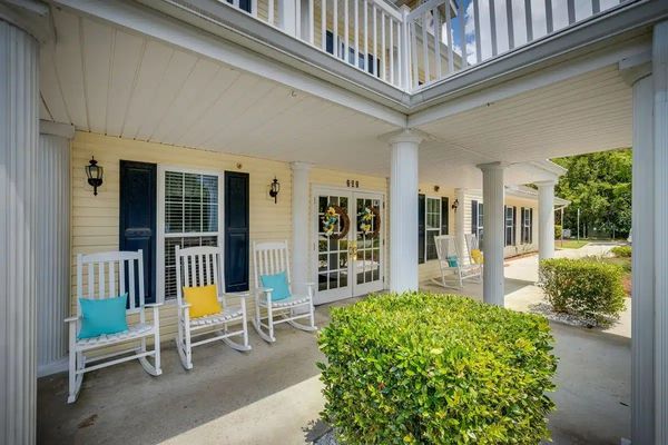Pinewood Square - image 1