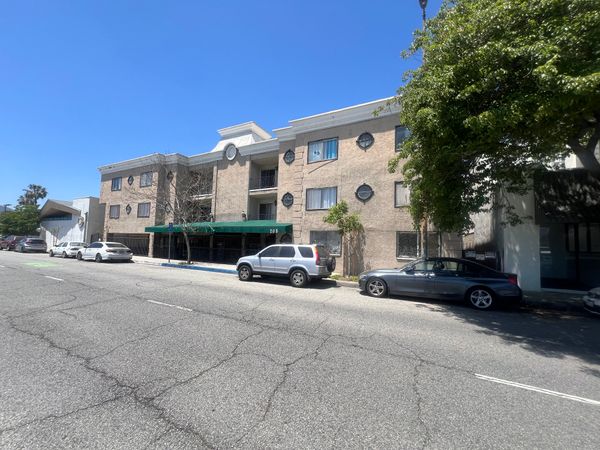 Los Feliz Gardens - image 1