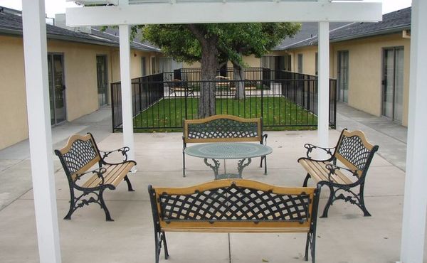 Lakewood Gardens Alzheimer's & Dementia Care - image 1