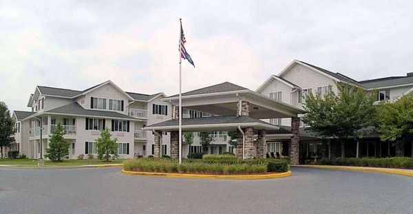 Holiday Manor at Oakridge - image 1