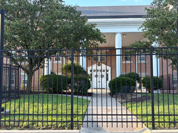 Laurelwood Assisted Living - image 1