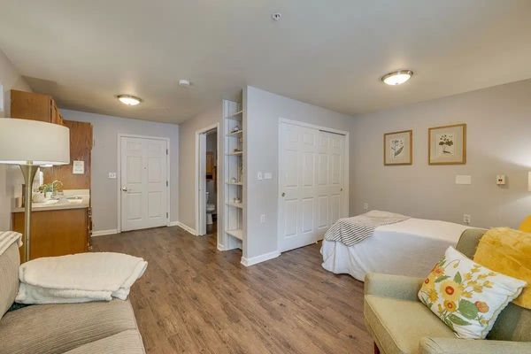 Seven Hills Square - image 1
