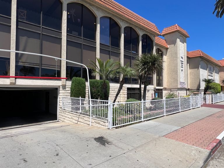 Villa Redondo Care Home, Long Beach, CA 3