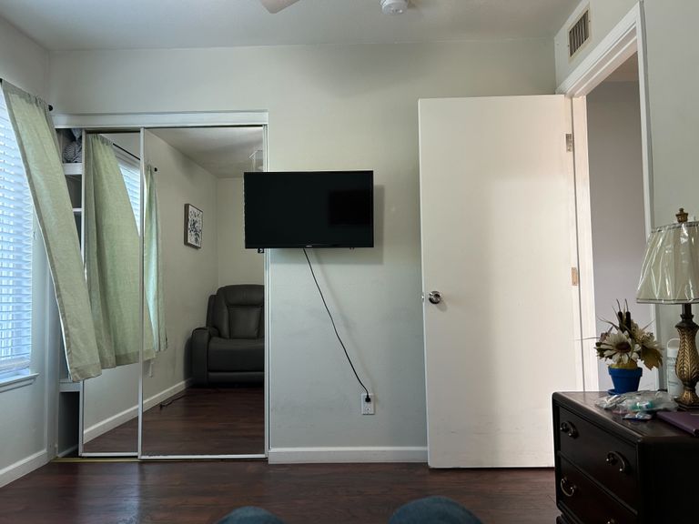 Maschelle Villa, Valencia, CA 3