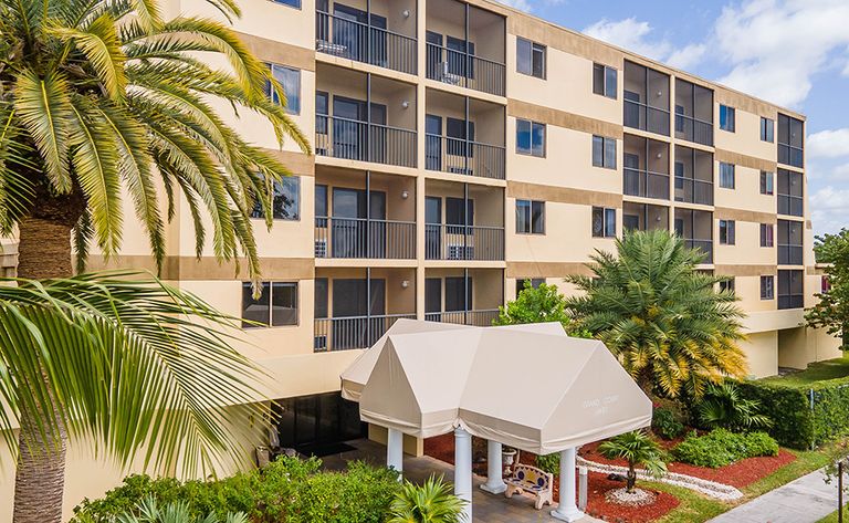 Grand Court Lakes, Miami, FL 1
