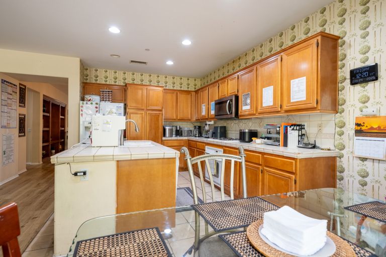 Mameleh & Tateleh's Upscale Living, Canyon Country, CA 3