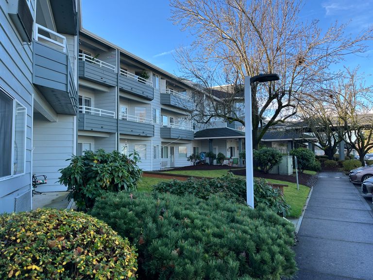 Parkrose Chateau Gracious Retirement Living, Portland, OR 3